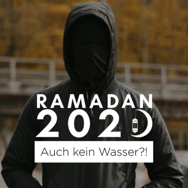 Eine Person mit schwarzem Kaputzenpulli und schwarzer Maske vor dem gesicht ist bis zur Hüfte abgebildet. Als Text: Ramadan 2020 Auch kein Wasser?!