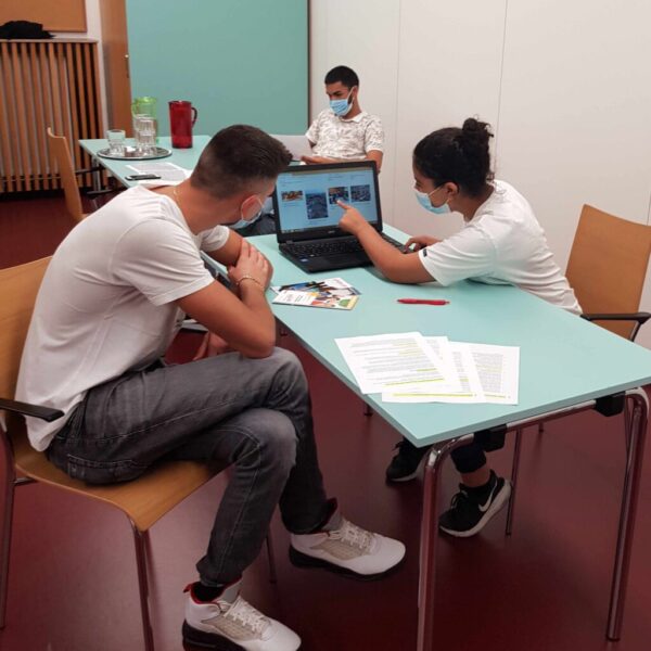 Jugendliche beraten Jugendliche bei einem Berufsorientierungsworkshop beim Verein Zeit!Raum