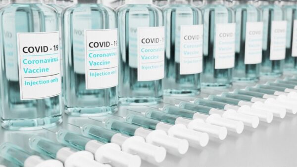 Auf dem Bild sieht man Fläschchen von Covid-19 Impfstoffen