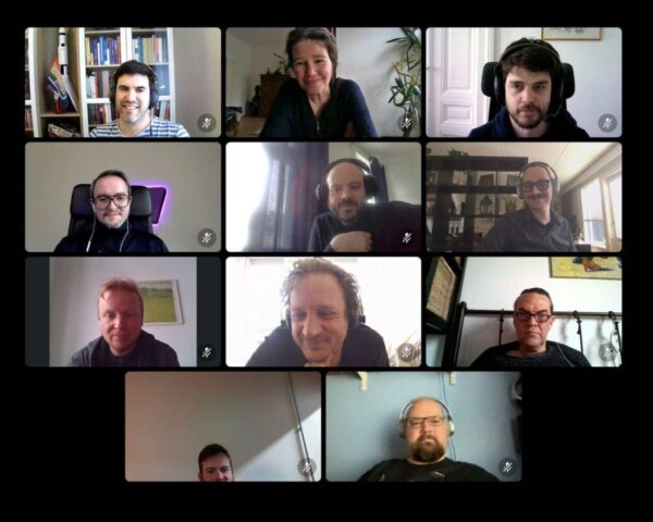 Screenshot der Videokonferenz der 11 Teilnehmer_innen, die bei der online-Studienreise dabei waren.